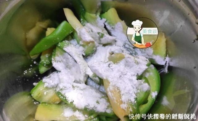 白醋|炒茄子时，直接下锅就错了，大厨教您一招，茄子香软，不油不发黑！