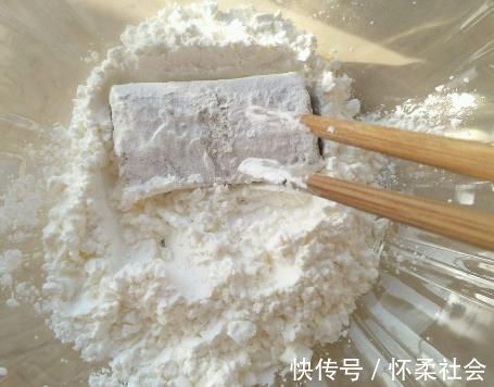 炸带鱼时,不要直接下锅炸,炸前多做两步,带鱼香酥可口,没腥味