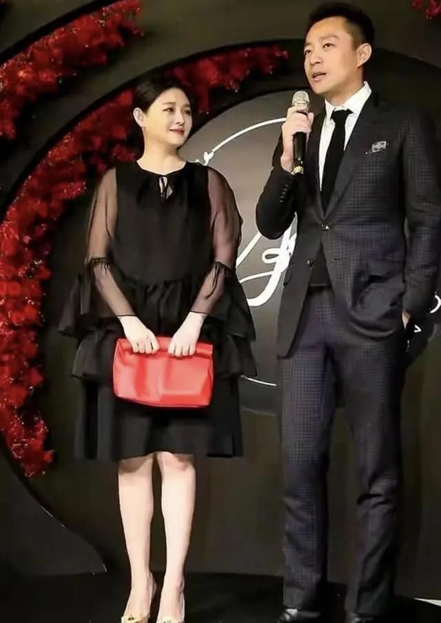 色彩的搭配|大S瘦下来少女感绝了,穿荷叶边衬衫配百褶裙,麻花辫俏皮减龄