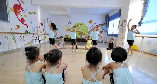 兴趣|儿童在4岁前不能接触这2个兴趣班，会影响身体发育，家长要了解