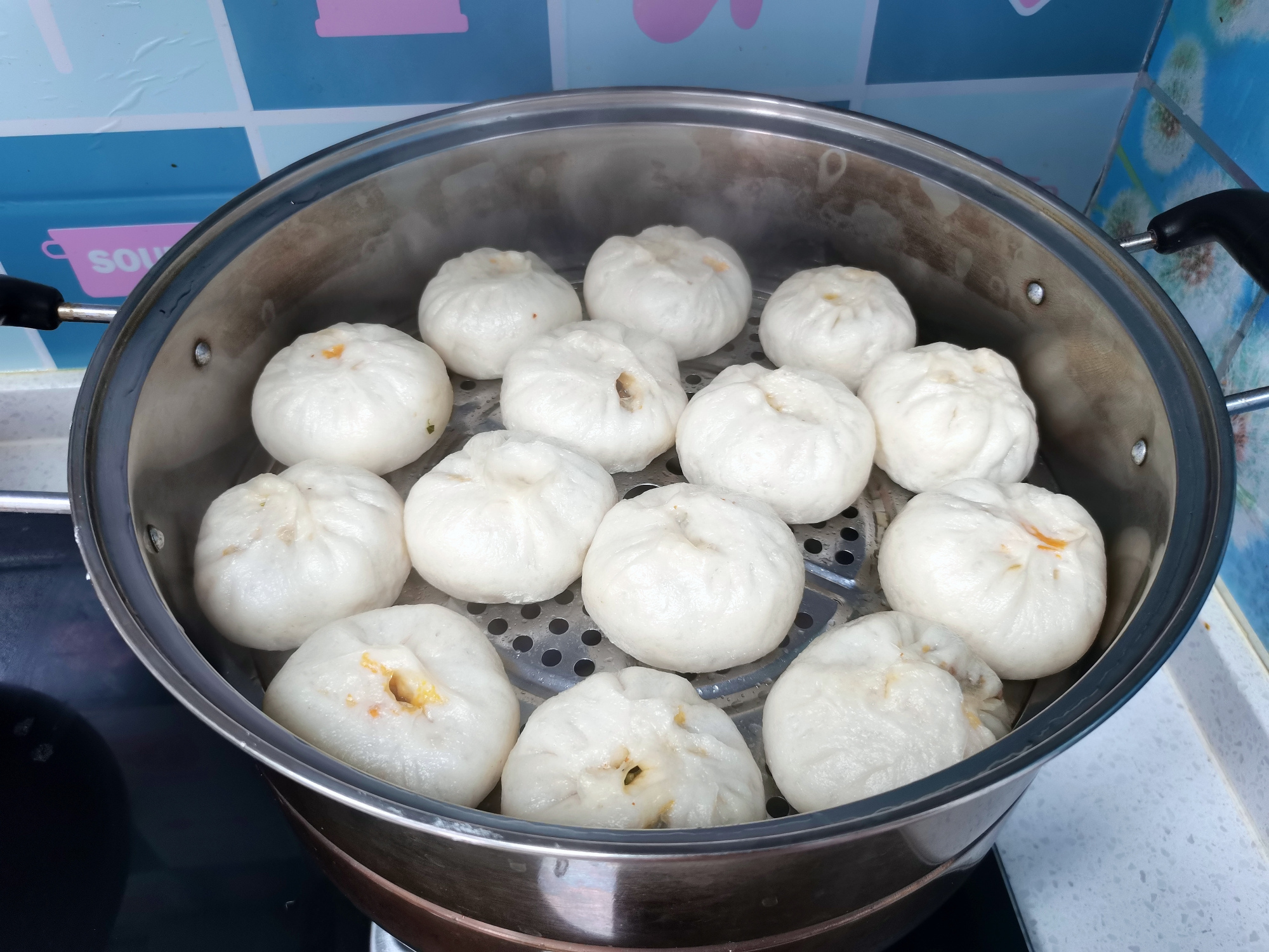 用这绿叶蔬菜包包子，还是第一次吃，味道鲜美，吃一次还想吃