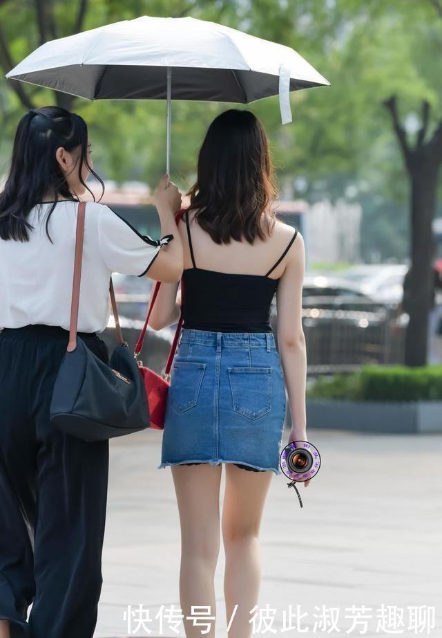 牛仔裙|漂亮的小姐姐,穿牛仔裙很漂亮,造型轻盈也很迷人