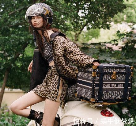 何穗|超模何穗解锁新刊封面大片,倒立沙发秀漫画腿,豹纹夹克辣得冒火