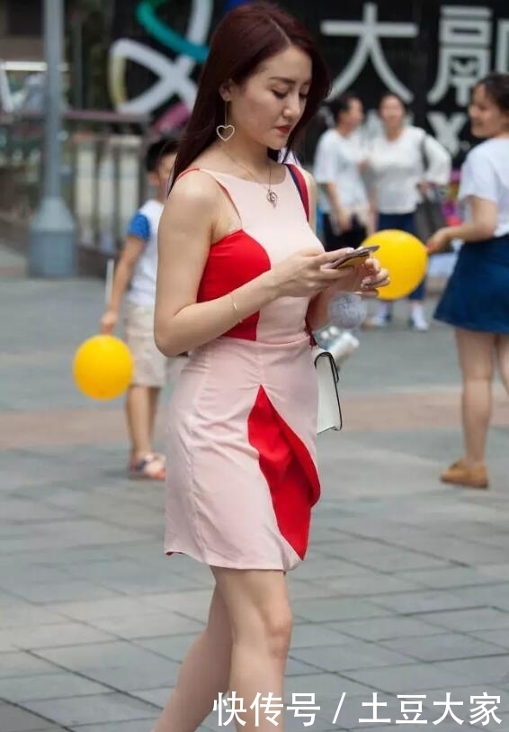 牛仔裤|时尚的小姐姐,一条普通的牛仔裤,照样把她修长的美腿展现出来了