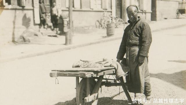 发呆|晚清时期老照片,八旗子弟游手好闲遛鸟,妇女在麻将桌前发呆