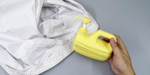 大洗洁精瓶子简单切两刀,制作一个电熨斗,简单实用