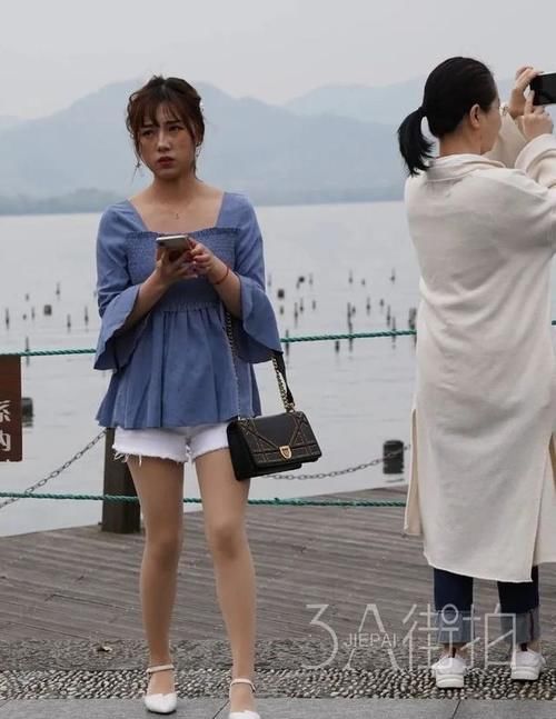 街拍：路人街拍，白皙性感的大长腿，美的妖娆动人