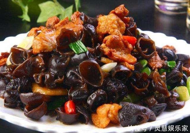 炒木耳时,容易炸锅溅出?学会这一招,轻松解决,特别实用