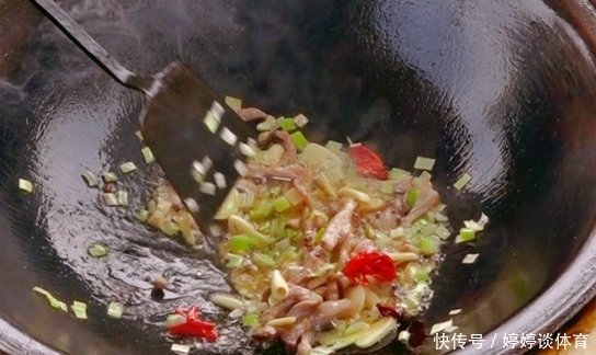 下饭|芹菜炒牛肉出新做法,加上这种东西,肉质嫩滑芹菜鲜香,特别下饭