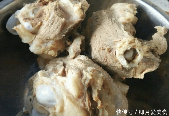 炖骨头汤时万万不可直接加水炖,多加这一步,汤汁鲜香可口还发白