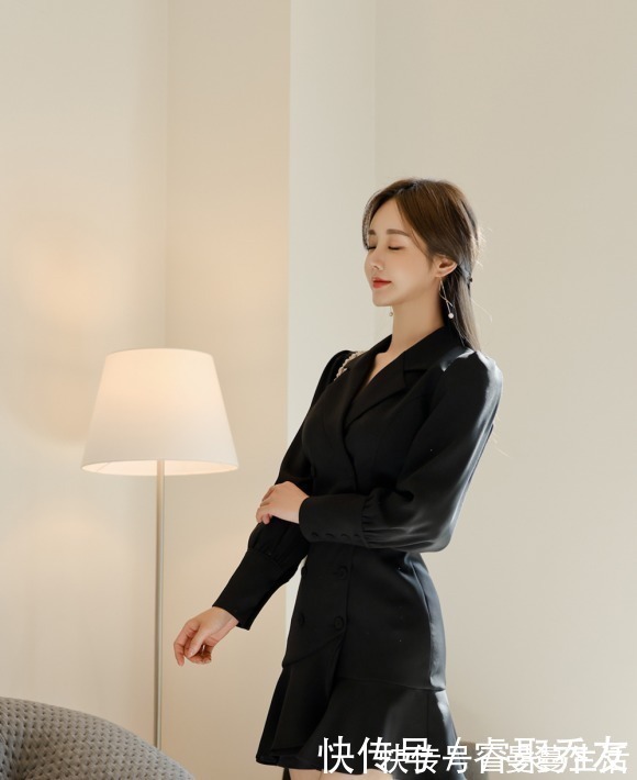 孙允珠$晴天美图:孙允珠,爵士格调沉韵暗曦百褶西装裙