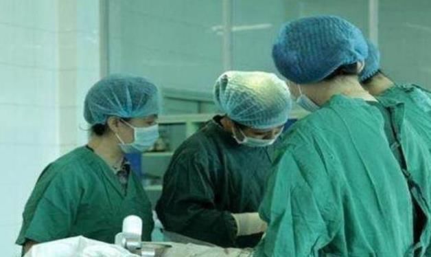 老来得子|52岁产妇生出“三胞胎”，看到娃后却崩溃大哭，医生：有点尴尬