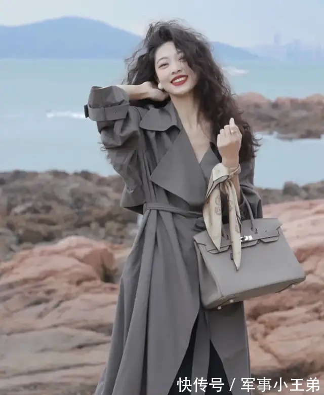 优雅 真正有品位的女人,都喜欢把丝巾作为穿搭的重点,优雅又高级