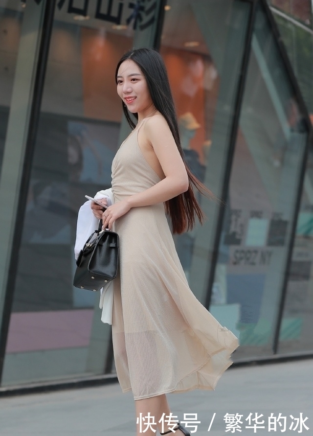 露背|街拍:美女穿上露背吊带连衣裙,小清新变身性感女神,美得过分了