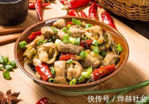 爆炒猪大肠|清洗猪大肠,别只会加醋,教你一招,大肠不油腻,腥臭味自动去除