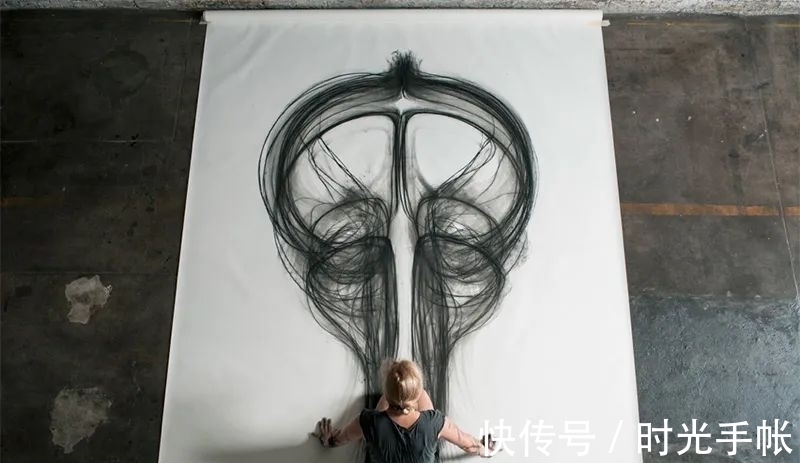 纸面!一边起舞一边画画的艺术家是怎么创作的?