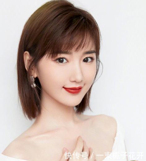 原来明星也撞衫，同穿一件白色针织衫，诠释出的风格却不同