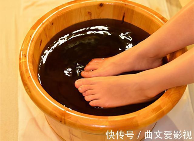 暗红色|月经颜色有4种？你是哪种？其中这两种要特别注意