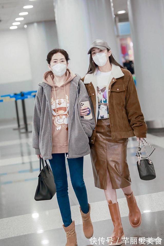 头发|董明珠难得好好穿,一身红色穿搭气场十足,却被杨澜头发抢了镜