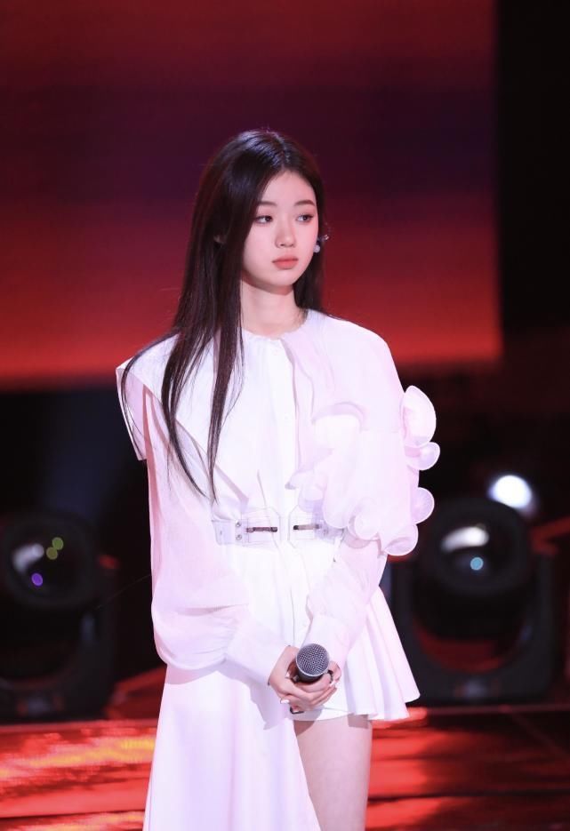 她是《中国好声音》冠军热门人选，18岁单依纯唱哭观众，颜值惊艳