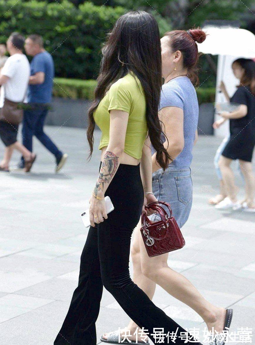 领口|短款牛仔衣搭配黑色修身裤，尽显身材，干净利索