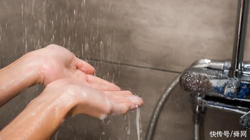 胎儿|孕妈洗澡时应该怎么做才能保证自己和胎儿的健康?孕妈洗澡有讲究!