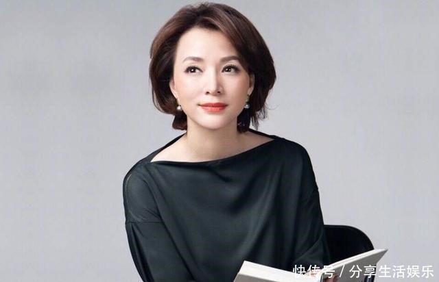 易中天调戏女主持，拥抱亲吻毁人三观，百家讲坛走红的他飘了