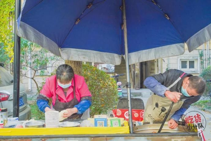 卖出|1天卖出1400个烧饼！这家“无名”烧饼摊凭什么这么火？