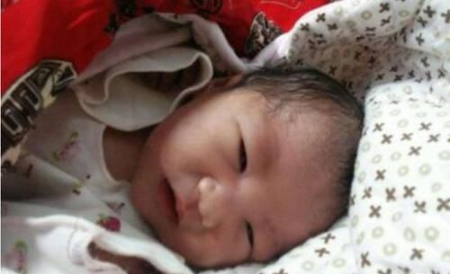 医生|刚出生的婴儿,若有这3种表现,说明他在'娘胎里'过得很滋润