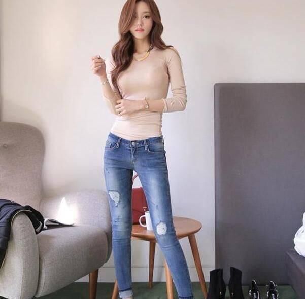 绽放青春的牛仔裤美女，展现出自信的女人味