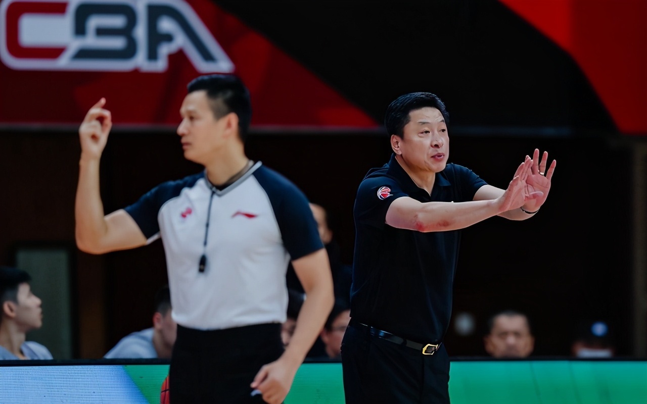 CBCBA官宣揭露裁判汪梅弥天谎言,杜锋没踢广告牌,技术犯规被取消