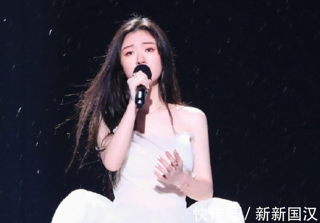 她是好声音年度总冠军,年仅18岁的她,不听导师言毅然出道了