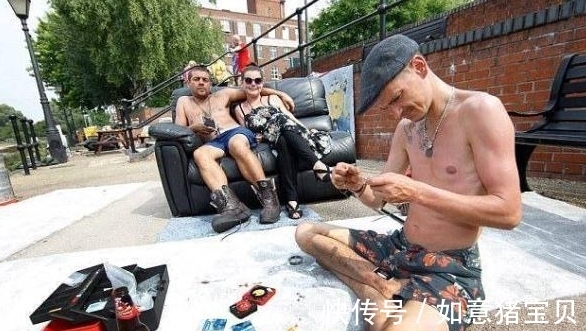 钓鱼|流浪汉无家可归和女友河边安家,露天休息还种菜钓鱼!