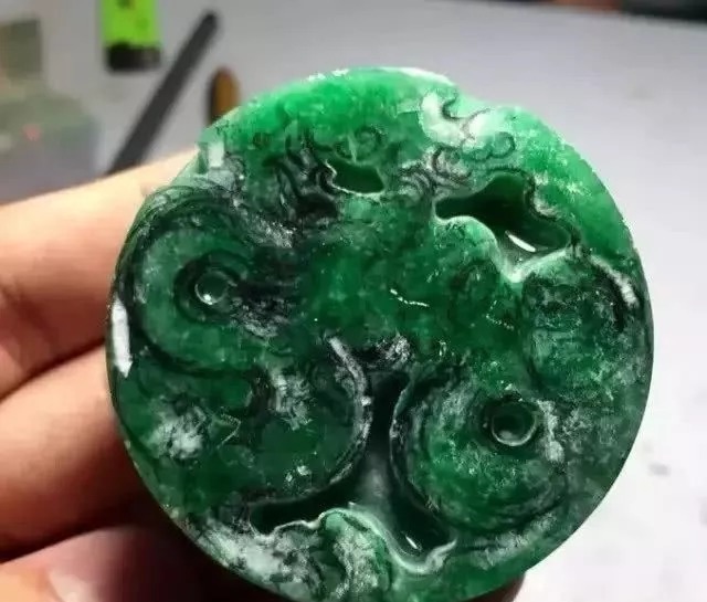 翡翠&差点没人要的手镯芯,摇身一变满绿翡翠挂件,出价50000都不卖!