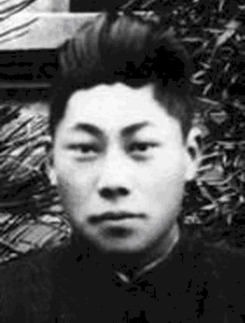以此|他在汪精卫的绝命诗中加了8个字，以此讥讽汪精卫，惨遭76号暗杀