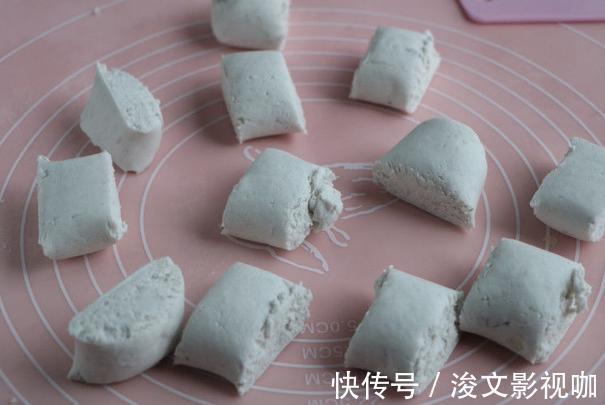 芋头做成的红糍粑,1块芋头1把糯米饭,软糯又香甜