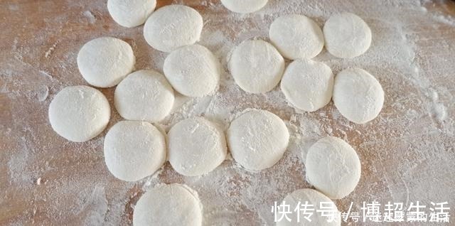 特殊时期学会这样做饺子皮，想吃饺子就不用出门去买了