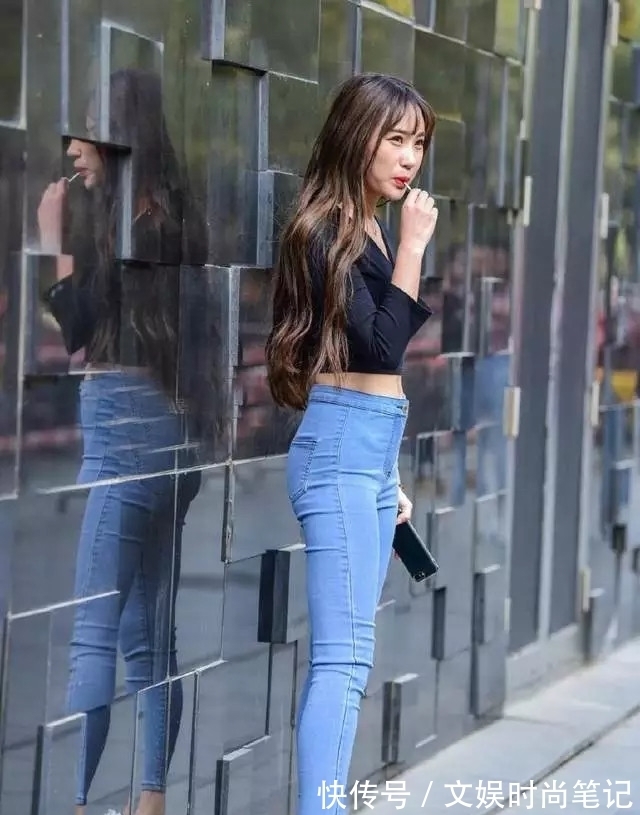 女性|穿着舒适休闲的紧身牛仔裤,散发出女性的成熟气质!