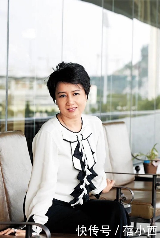 搭配|赌王四太梁安琪终于不扮嫩了,穿小香风套裙,又成为大婶穿搭楷模