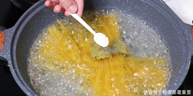 孩子天天闹着要吃意面,大厨教你在家做,只需简单几步,超级好吃