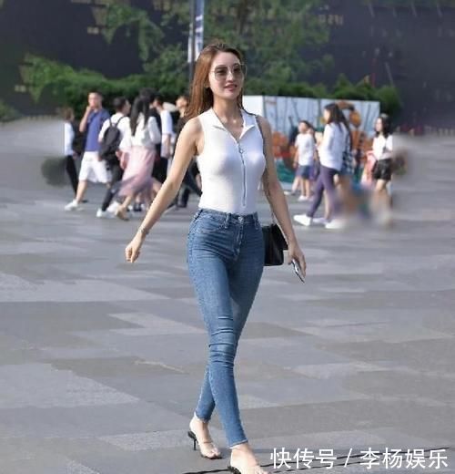 气质 美女搭配紧身牛仔裤,身材有致青春靓丽,气质清新减龄效果好!