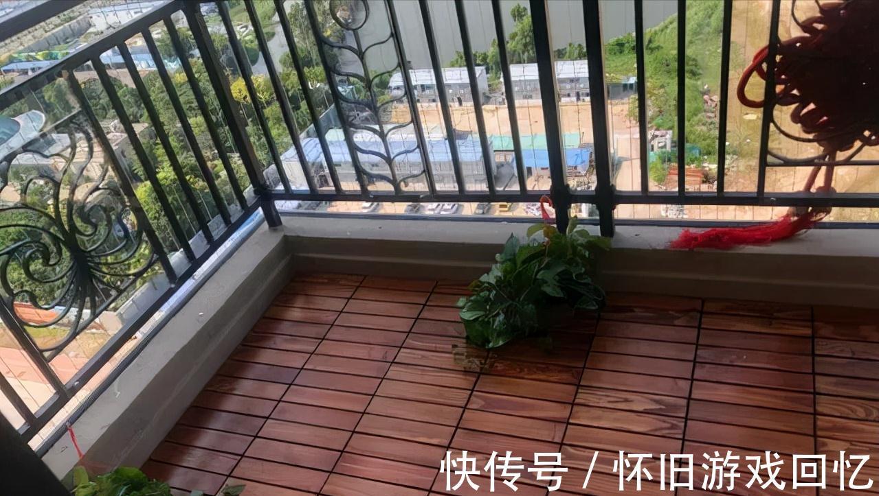 实木地板|阳台铺地砖落伍了,现在流行铺实木地板,不会开裂、脚感好