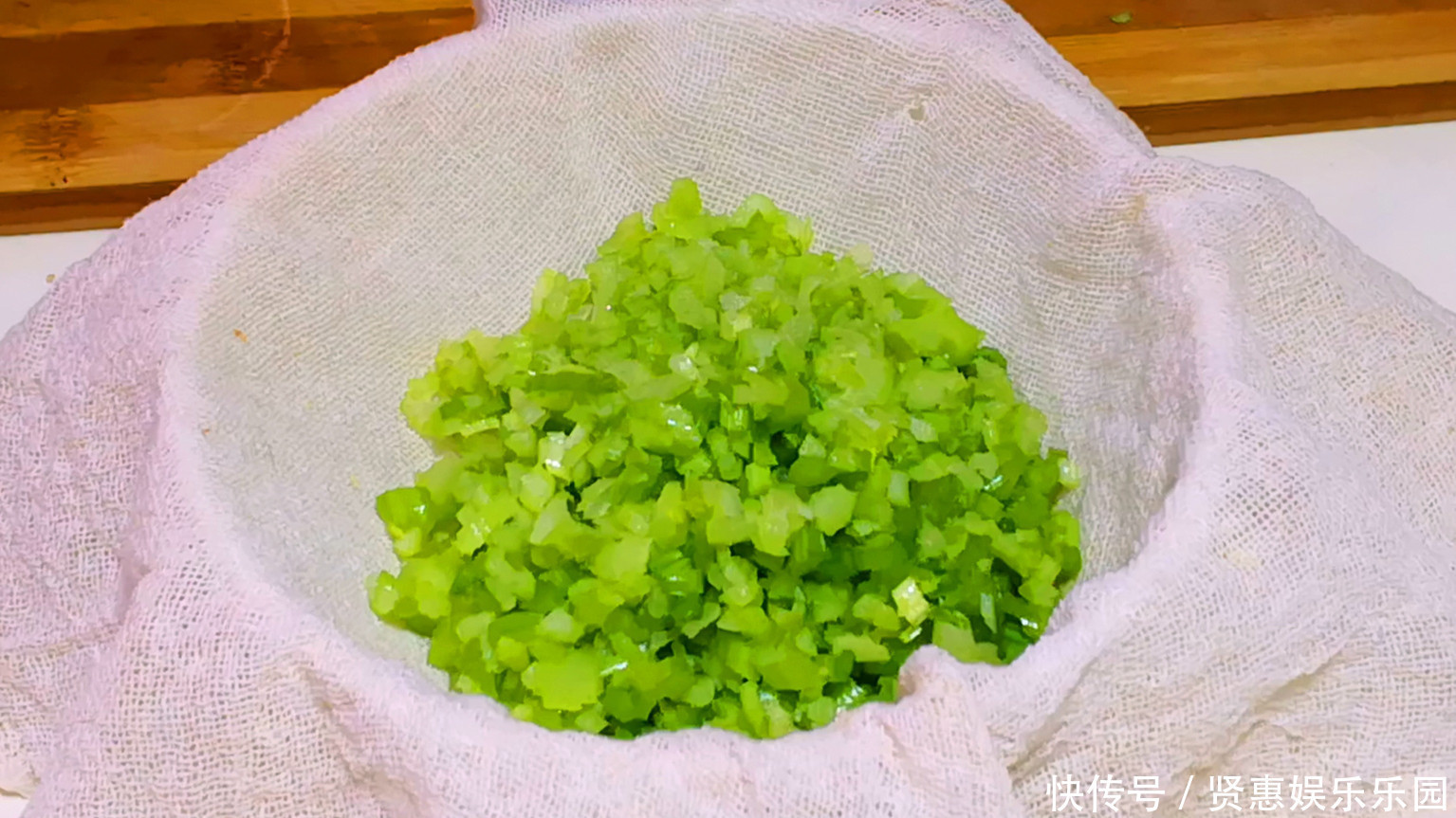 切细|芹菜饺子好吃的调馅方法,鲜美多汁不油腻,越吃越香,上桌一扫光