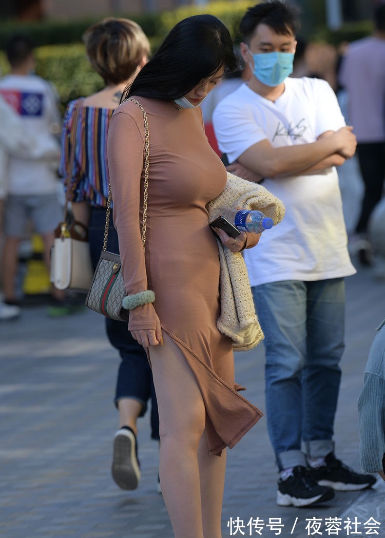 美丽 时髦的针织裙,穿出了透明优雅的美,简约大方又温馨美丽