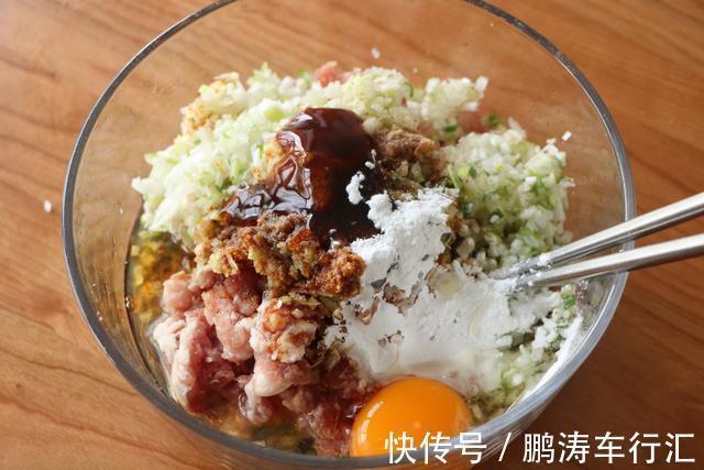 大葱猪肉饺子馅儿怎么调才好吃?北方地道的做法,味香料足真好吃