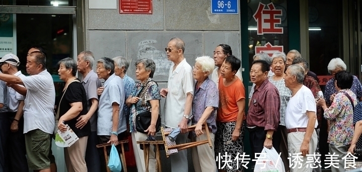 |简直搞笑!老人持身份证和存折取钱,被银行要求手机再认证!