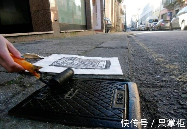 瞬间|女孩将T恤贴在井盖上,大家没懂!直到衣服拿起瞬间,都抢着买!