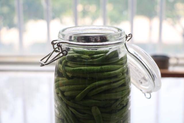 酸豆角|酸豆角别再买了，自己在家做又酸又香，干净又卫生，7天就能吃！