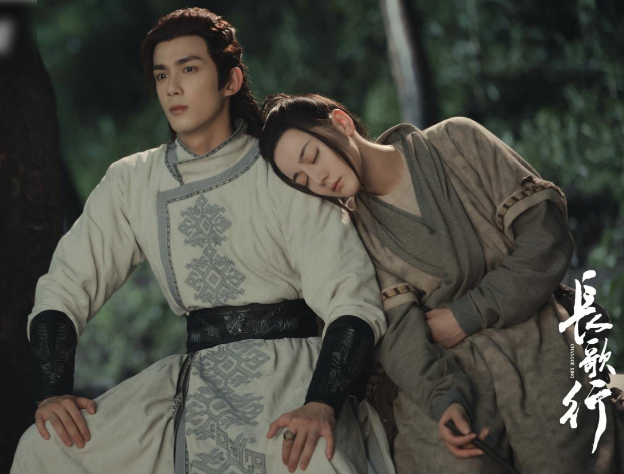 迪丽热巴五四晚会同框,失去"歌隼"滤镜后,姐弟感扑面而来