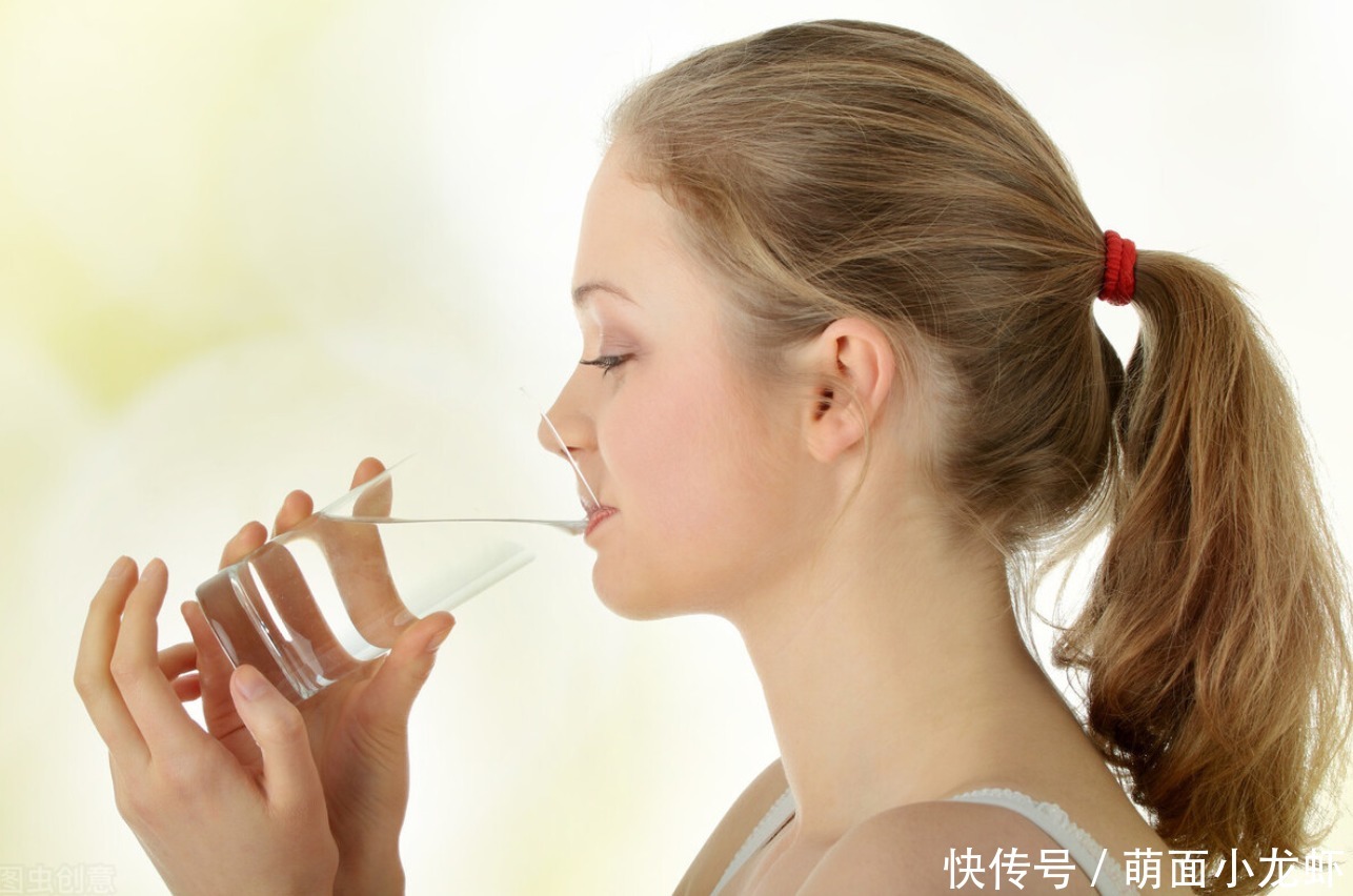 老年人|老年人喝水有“讲究”,做完这3件事不急于喝水,对健康有好处